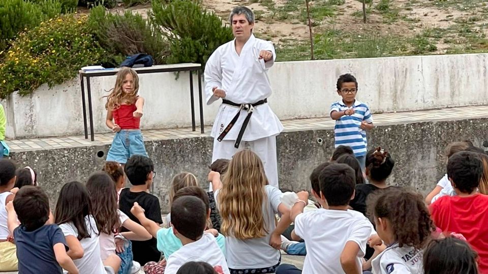 A importância da prática desportiva levou João Ferreira Heitor, no Dia Mundial da Criança, à Escola José Tagarro para dar uma aula de Karaté.