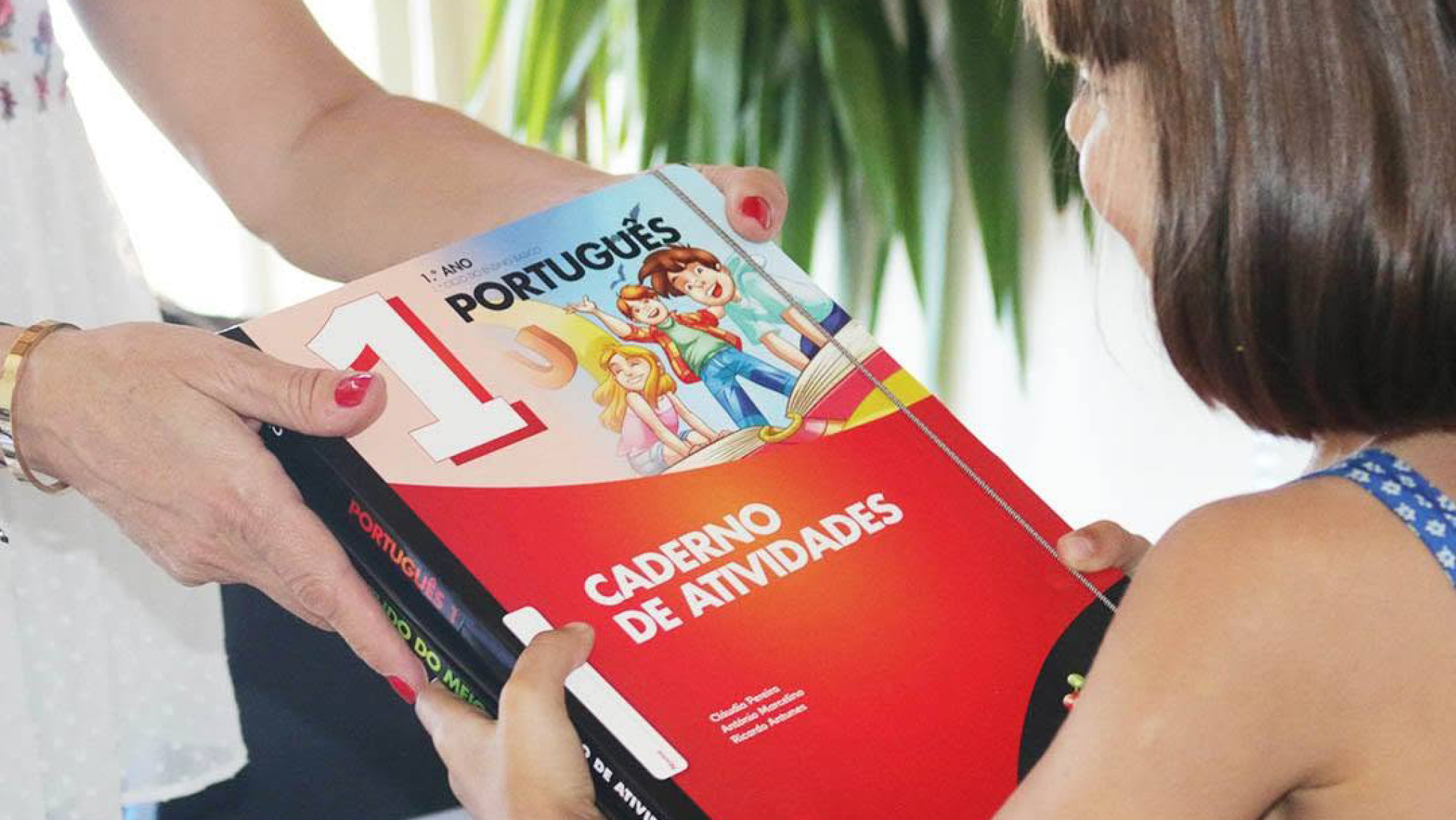 Entrega de fichas de atividades a alunos/as do 1.º Ciclo e  I e II da Ação Social Escolar